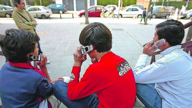 Los operadores de telefonía facturan casi un 8% menos pese al «boom» del internet móvil