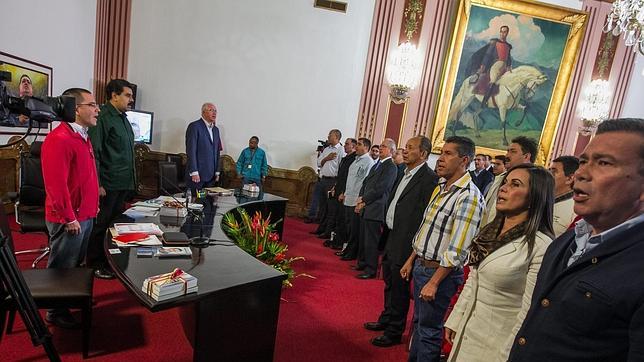 Maduro se reúne con la oposición venezolana, en ausencia de Capriles