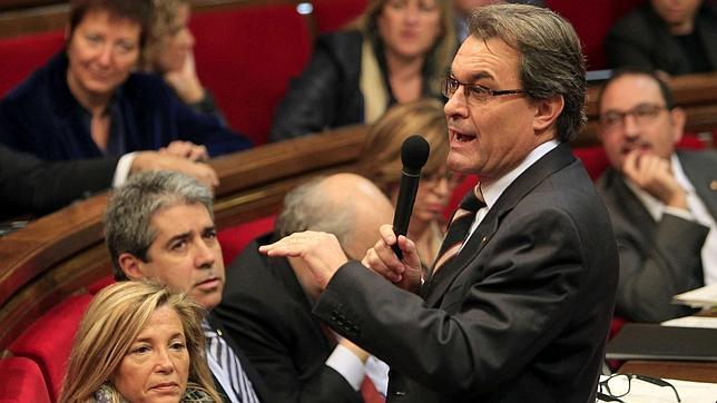 Mas se plantea excluir de la consulta a los catalanes residentes en el resto de España