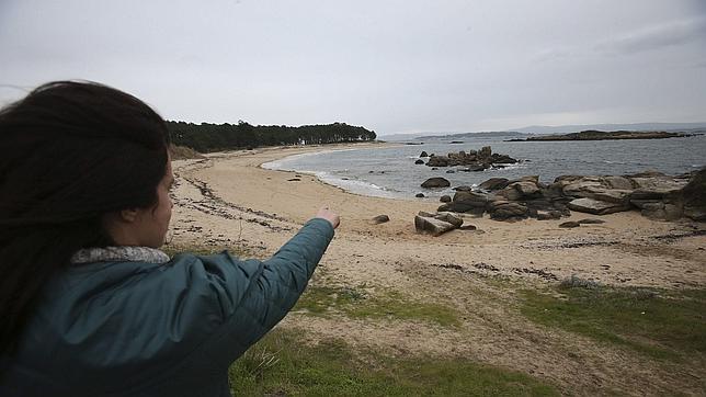 Hallan un cadáver envuelto en plástico y atado de pies en una playa coruñesa