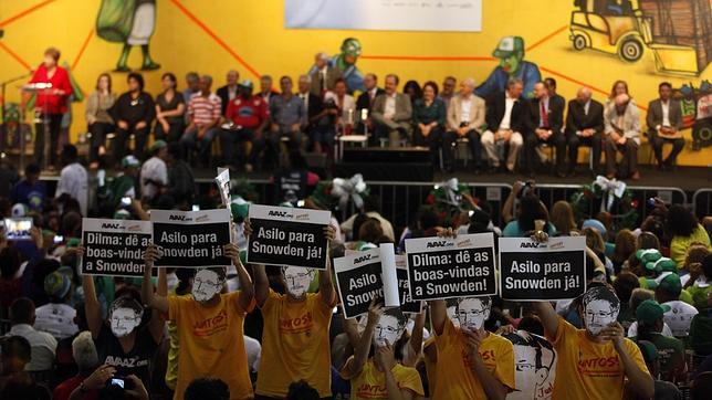 Snowden no intercambia información por asilo en Brasil