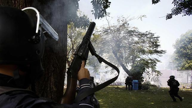 Un Policía muerto en las protestas contra el Gobierno en Bangkok