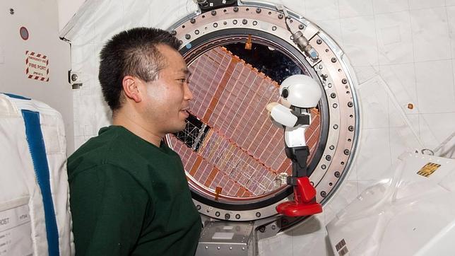 Primera conversación de la historia entre un humano y un robot en el espacio