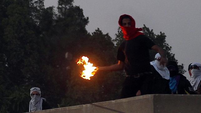 Tres muertos y 200 detenidos en un nuevo día de choques entre policías e islamistas en Egipto