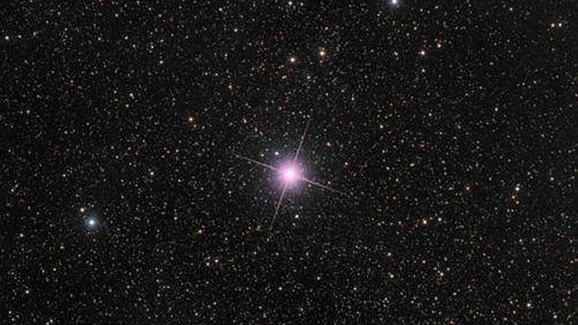 Captan una imagen de la nova Centauri 2013 con una estela color rosa