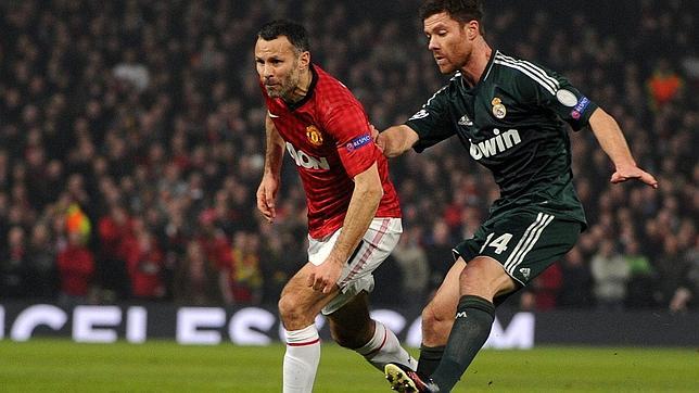 Ryan Giggs y Xabi, en el United-Madrid de Champions de la pasada temporada