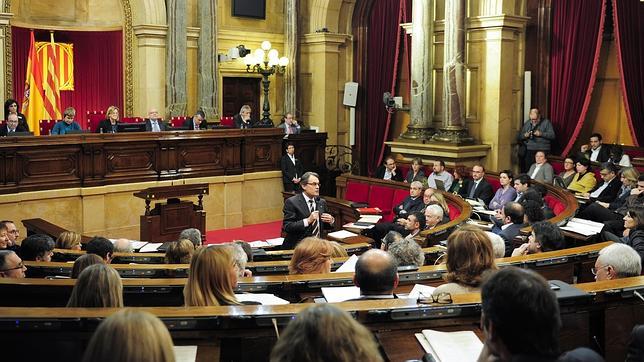 El Parlamento catalán, entregado al proyecto separatista, solo aprueba una ley