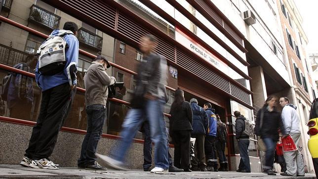 El paro bajó en Canarias en 10.862 personas durante 2013