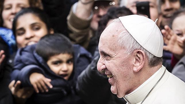 El Papa considera a las parejas gay un «desafío educativo» para la Iglesia católica
