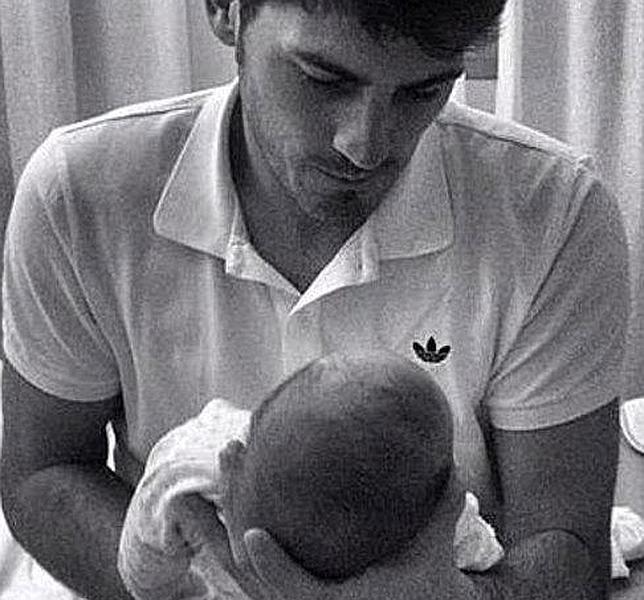 Casillas posa con su hijo: «Bienvenido a mi mundo, Martín»