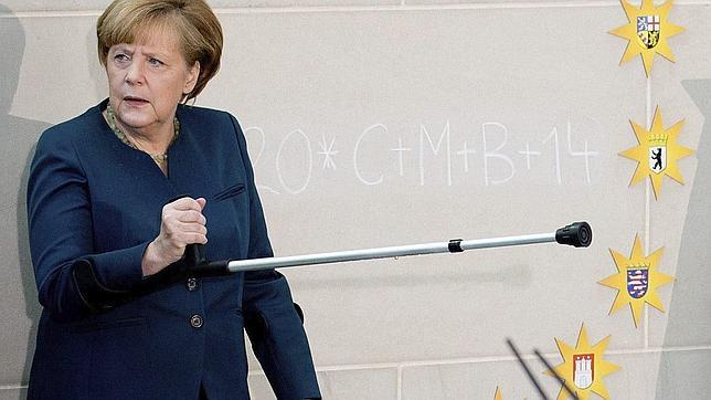 Merkel reaparece con muletas en la tradicional recepción infantil de Reyes