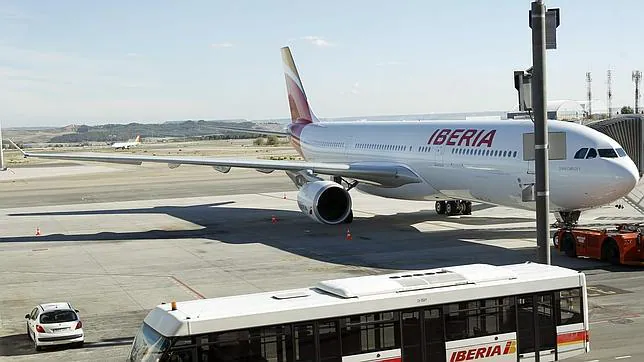 El número de viajeros de Iberia cae en 2013 un 16%, frente al crecimiento de Vueling del 28%