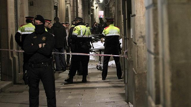 Buscan a un fugitivo que degolló a un hombre y apuñaló a otro en Barcelona