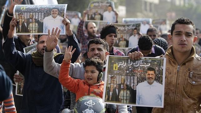 Los Hermanos Musulmanes planean tomar las calles con la vuelta de Mursi al tribunal