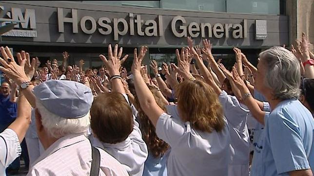 Protesta de trabajadores del hospital de La Paz de Madrid contra la externalización sanitaria