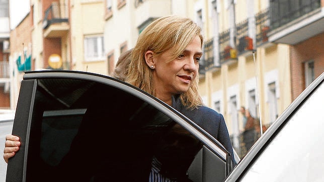 La Infanta Cristina se traslada de Ginebra a Barcelona y se reúne con su defensa