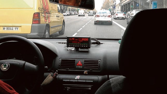 Tarifa fija, de 30 euros, marcada en el taxímetro de un taxi de Madrid