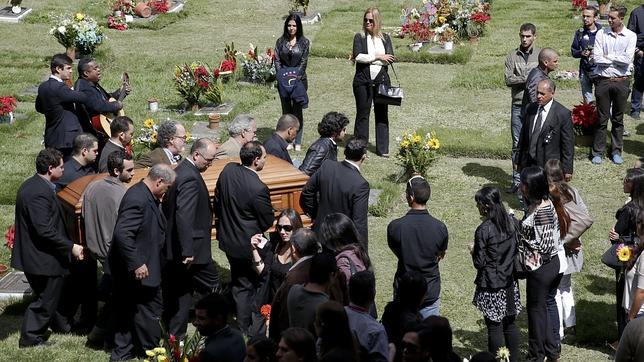 Familiares y amigos despiden a la Miss Venezuela asesinada y a su esposo en Caracas