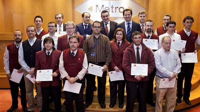 La Comunidad de Madrid reconoce          a dieciséis «héroes» del Metro