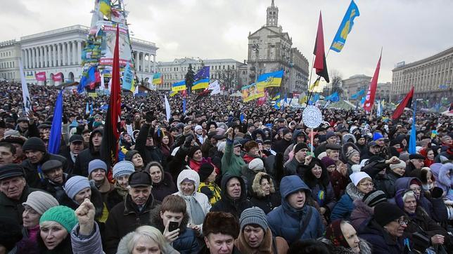 Decenas de miles de personas vuelven a exigir elecciones anticipadas en Ucrania