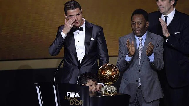 Cristiano Ronaldo rompe a llorar al recibir el Balón de Oro 2013