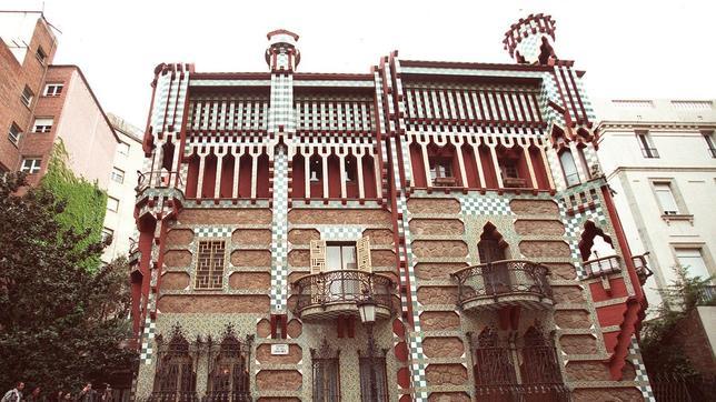 La Casa Vicens está ubicada en una tranquila calle del barrio de Gràcia