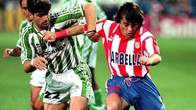 Paulo Futre, con la camiseta del Atlético
