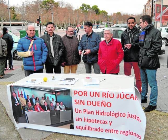 La Mesa del Agua recoge firmas contra el Plan del Júcar