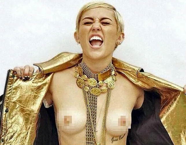 Miley Cyrus incendia las redes sociales al  mostrar sus pechos por primera vez