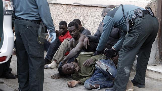 Medio millar de inmigrantes intenta asaltar la valla fronteriza de Melilla