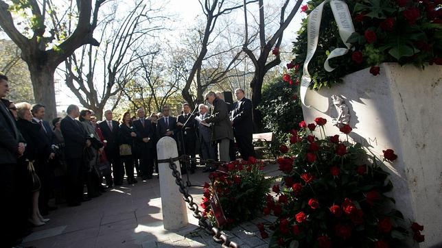 Autoridades, familiares y víctimas participan en la ofrenda floral a Broseta