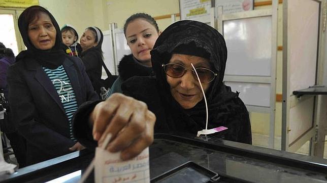 Tensión en Egipto durante la segunda jornada del referéndum constitucional