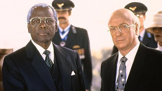 Sidney Poitier y Michael Caine, como Mandela y De Klerk, respectivamente