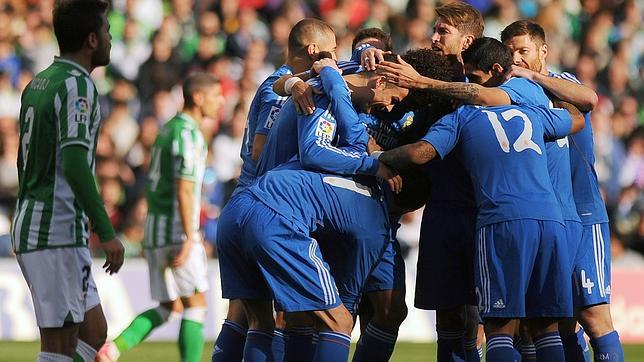 Manita en el Villamarín y el Madrid se acuesta colíder de la Liga