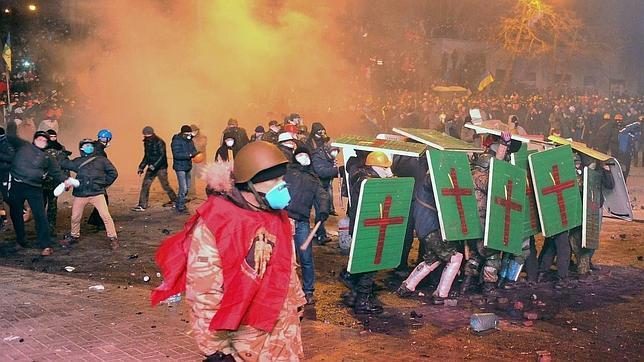 Al menos un centenar de personas resultan heridas en los disturbios de Kiev