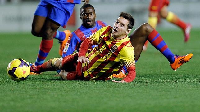 El Levante asfixia al Barcelona