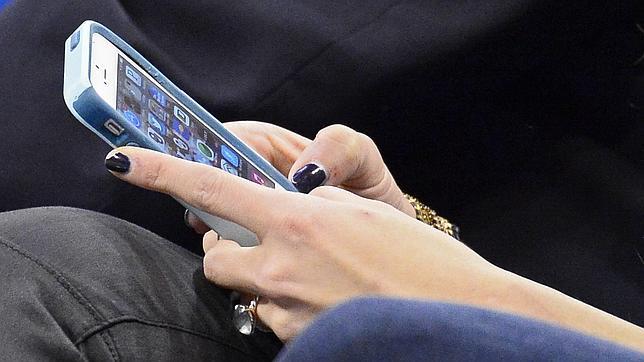 Un 53% de los adultos tropieza en la calle por andar mirando el móvil