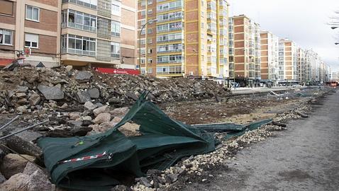 Operarios cercan la zona para comenzar a trabajar en el cierre de la zanja de Gamonal