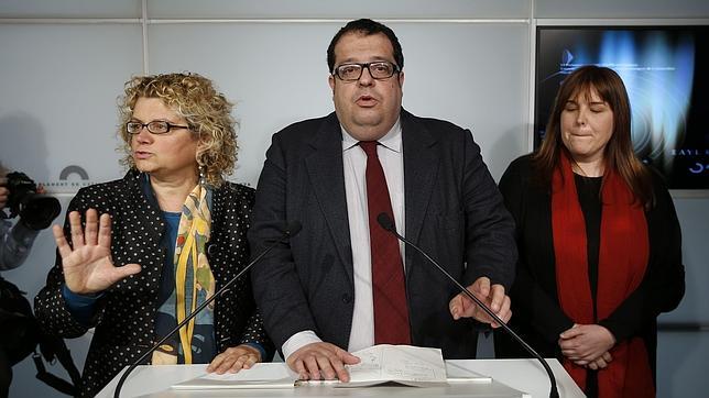 El PSC no expulsa a los díscolos del grupo parlamentario, pero les deja sin funciones