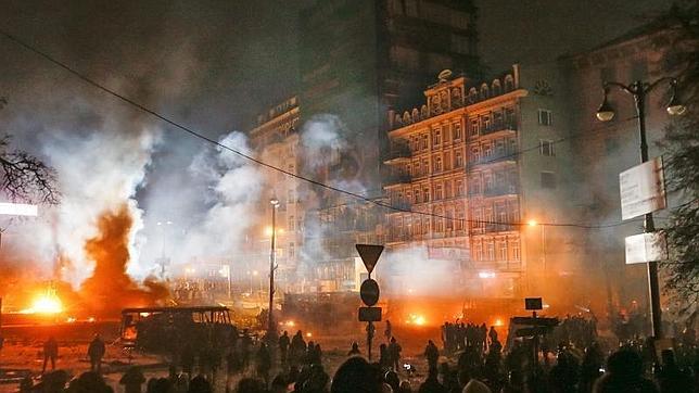 Cientos de manifestantes prosiguen los enfrentamientos con la policía en Kiev