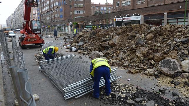 Colocan las vallas de seguridad para reponer la calzada en la calle Vitoria de Burgos