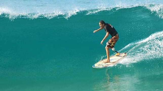 Mike Coots, el surfero sin pierna que resiste a las olas