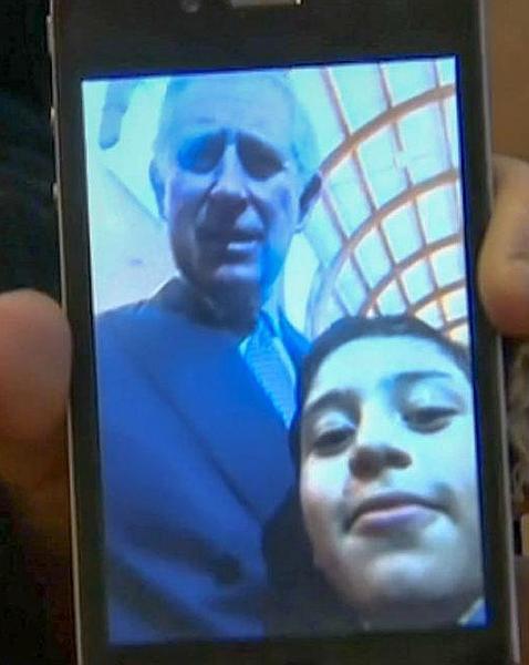 El diario británico «Daily Mail» publicó esta foto del Príncipe Carlos con un estudiante