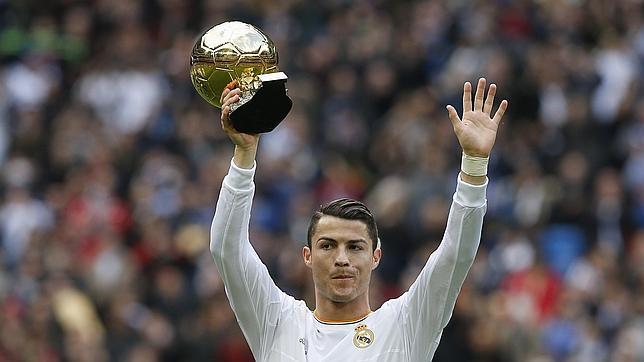 Cristiano Ronaldo ofrece su Balón de Oro al Santiago Bernabéu