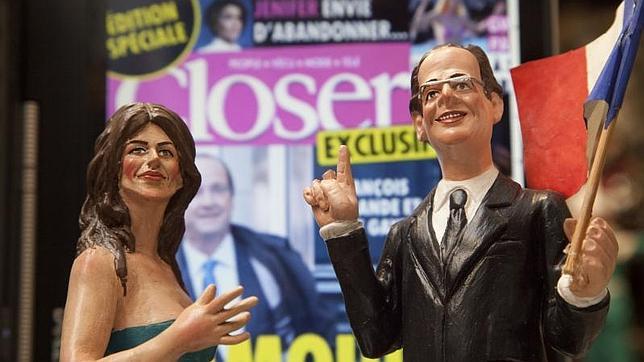 Figuritas representando al presidente francés y a Julie Gayet