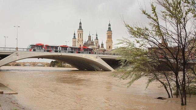 El Ebro se desborda en Aragón e inunda cientos de hectáreas