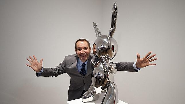 Jeff Koons con su obra «Rabbit»