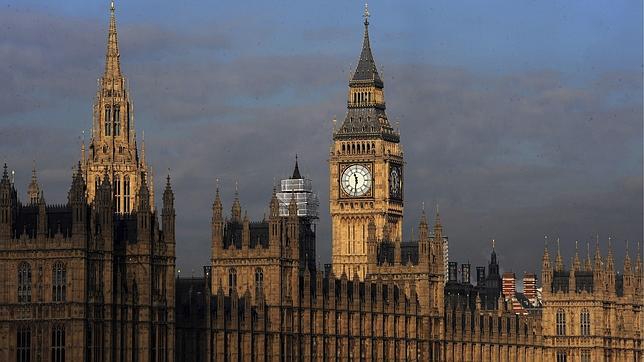 El parlamento británico a Isabel II: «Gaste menos, ingrese más, y arregle los palacios»