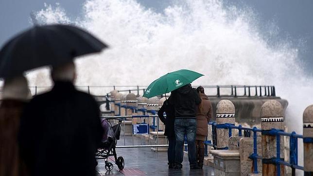 Las 17 comunidades autónomas, en alerta este miércoles por nieve, oleaje o viento
