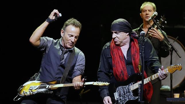 Bruce Springsteen rinde tributo a Pete Seeger en Sudáfrica